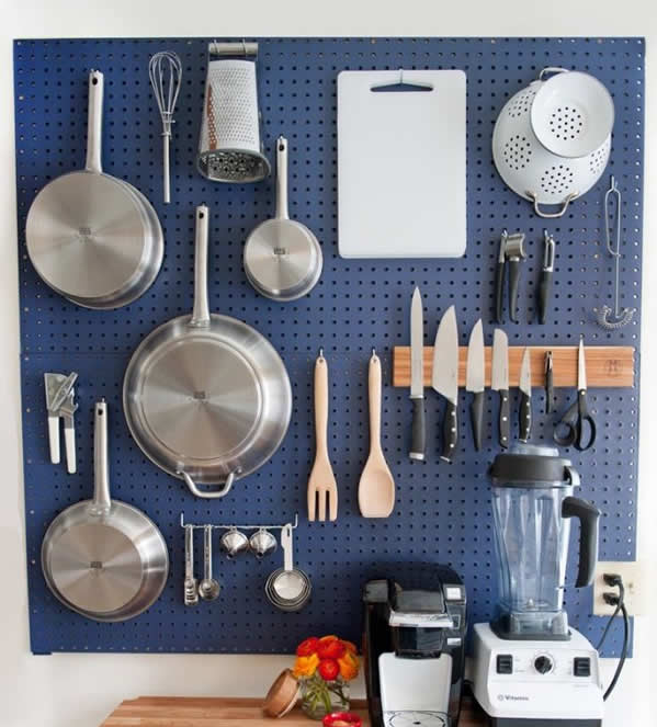 como-ahorrar-espacio-en-la-cocina-utensilios-de-cocina-tabla-organizadora-de-utensilios